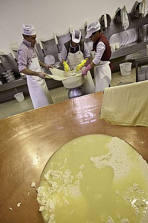 Trivignano - Caseificio Sociale - Produzione Formaggio Montasio