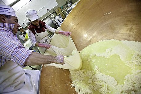 Trivignano - Caseificio Sociale - Produzione Formaggio Montasio