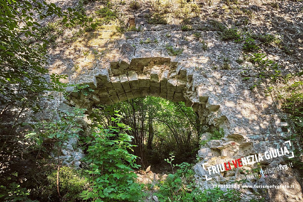 AAT 28 - Grnumbergo Castle ruins