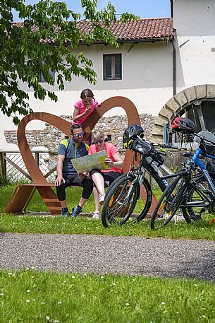 Family of cyclists near the Adegliacco mill