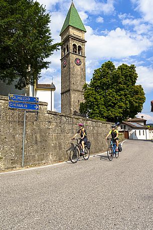 Cyclists in the village Villa (Verzegnis)