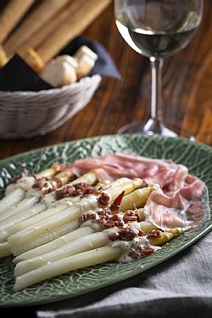 Asparagus with Sam Daniele ham