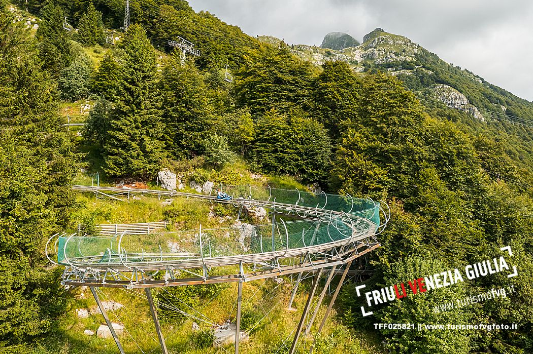 Bob on rail Piancavallo: the hilarious fun that will allow adults and children to experience an exciting adventure aboard two-seater sleds, along 1,000 meters of bumps, curves and parabolic turns!