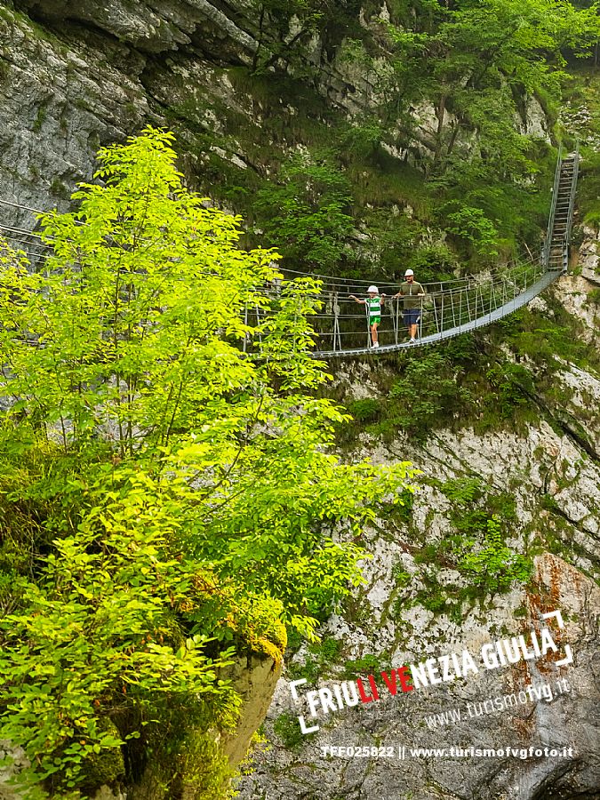 The Tibetan bridge over the Cellina, in the heart of the Friulian Dolomites, offers a spectacular and unexpected view of the gorge and the emerald waters of the stream.