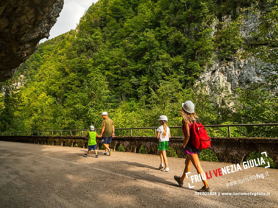 The Forra del Cellina nature reserve, one of the most beautiful and spectacular reserves in Friuli Venezia Giulia. The crystal clear waters and deep canyons carved into the rocks make this stretch of road which was once the only connection between the valley and the plain unforgettable and enchanting.