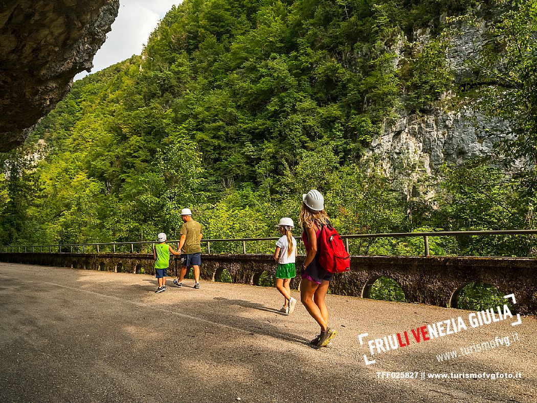 The Forra del Cellina nature reserve, one of the most beautiful and spectacular reserves in Friuli Venezia Giulia. The crystal clear waters and deep canyons carved into the rocks make this stretch of road which was once the only connection between the valley and the plain unforgettable and enchanting.