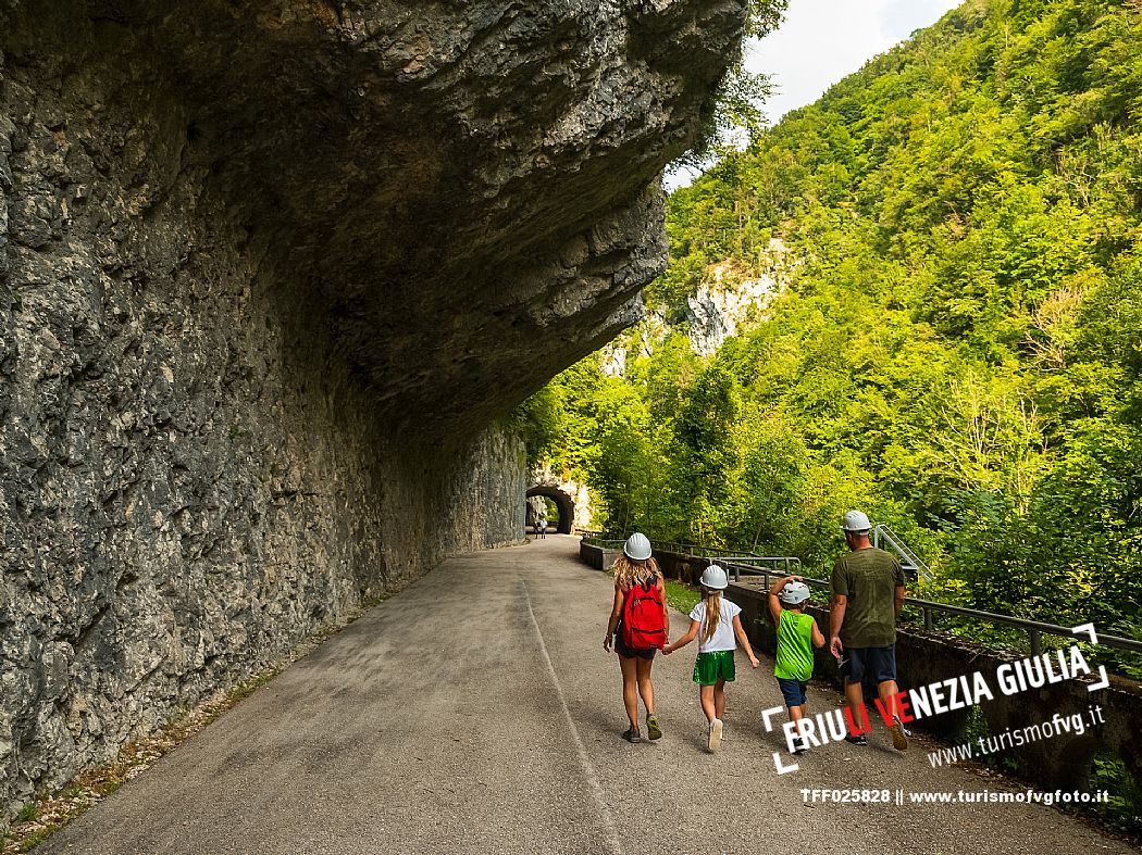 The Forra del Cellina nature reserve, one of the most beautiful and spectacular reserves in Friuli Venezia Giulia. The crystal clear waters and deep canyons carved into the rocks make this stretch of road which was once the only connection between the valley and the plain unforgettable and enchanting.