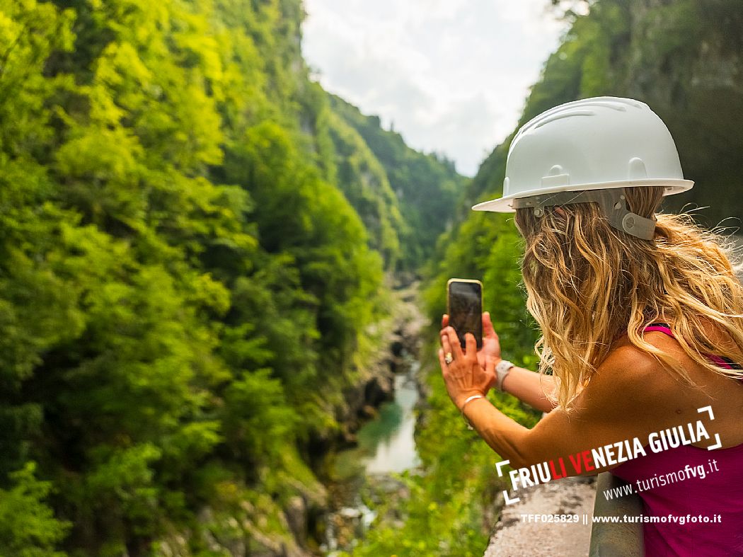 The Forra del Cellina nature reserve, one of the most beautiful and spectacular reserves in Friuli Venezia Giulia. The crystal clear waters and deep canyons carved into the rocks make this stretch of road which was once the only connection between the valley and the plain unforgettable and enchanting.