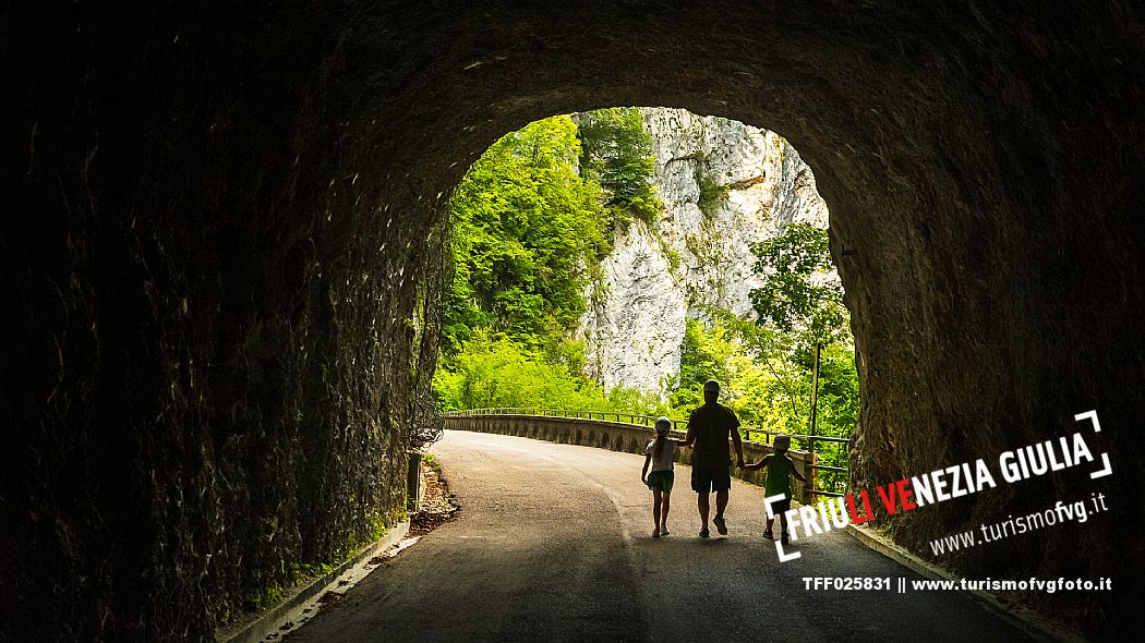 The Forra del Cellina nature reserve, one of the most beautiful and spectacular reserves in Friuli Venezia Giulia. The crystal clear waters and deep canyons carved into the rocks make this stretch of road which was once the only connection between the valley and the plain unforgettable and enchanting.