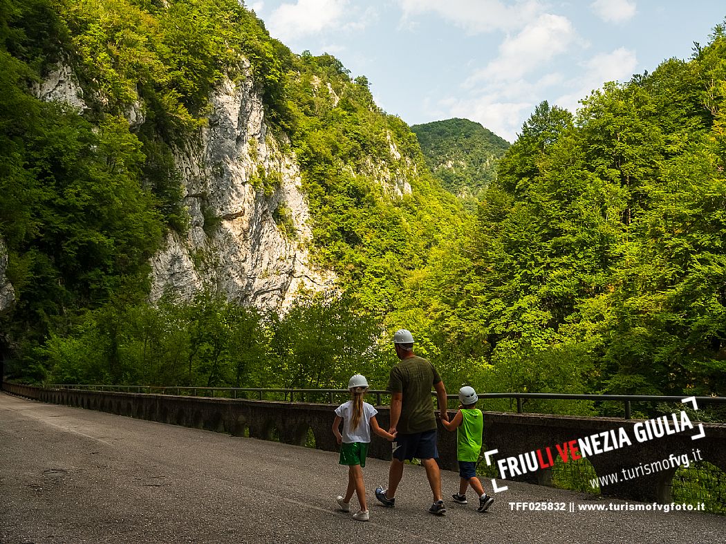 The Forra del Cellina nature reserve, one of the most beautiful and spectacular reserves in Friuli Venezia Giulia. The crystal clear waters and deep canyons carved into the rocks make this stretch of road which was once the only connection between the valley and the plain unforgettable and enchanting.