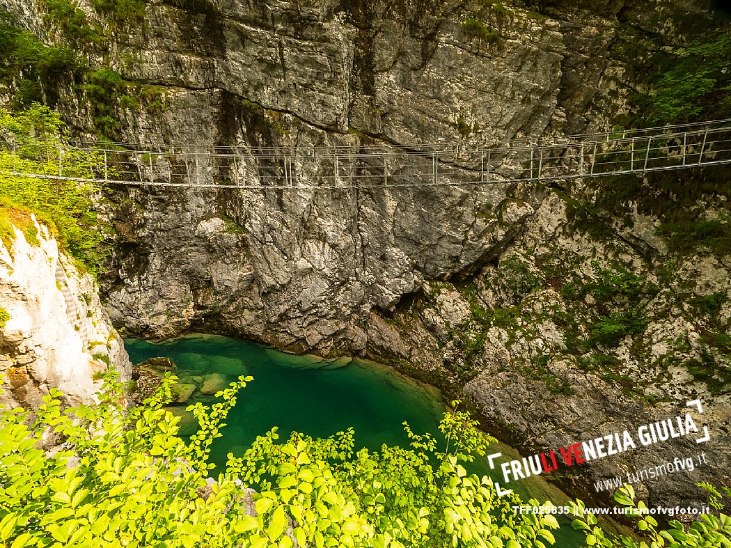 The Tibetan bridge over the Cellina, in the heart of the Friulian Dolomites, offers a spectacular and unexpected view of the gorge and the emerald waters of the stream.