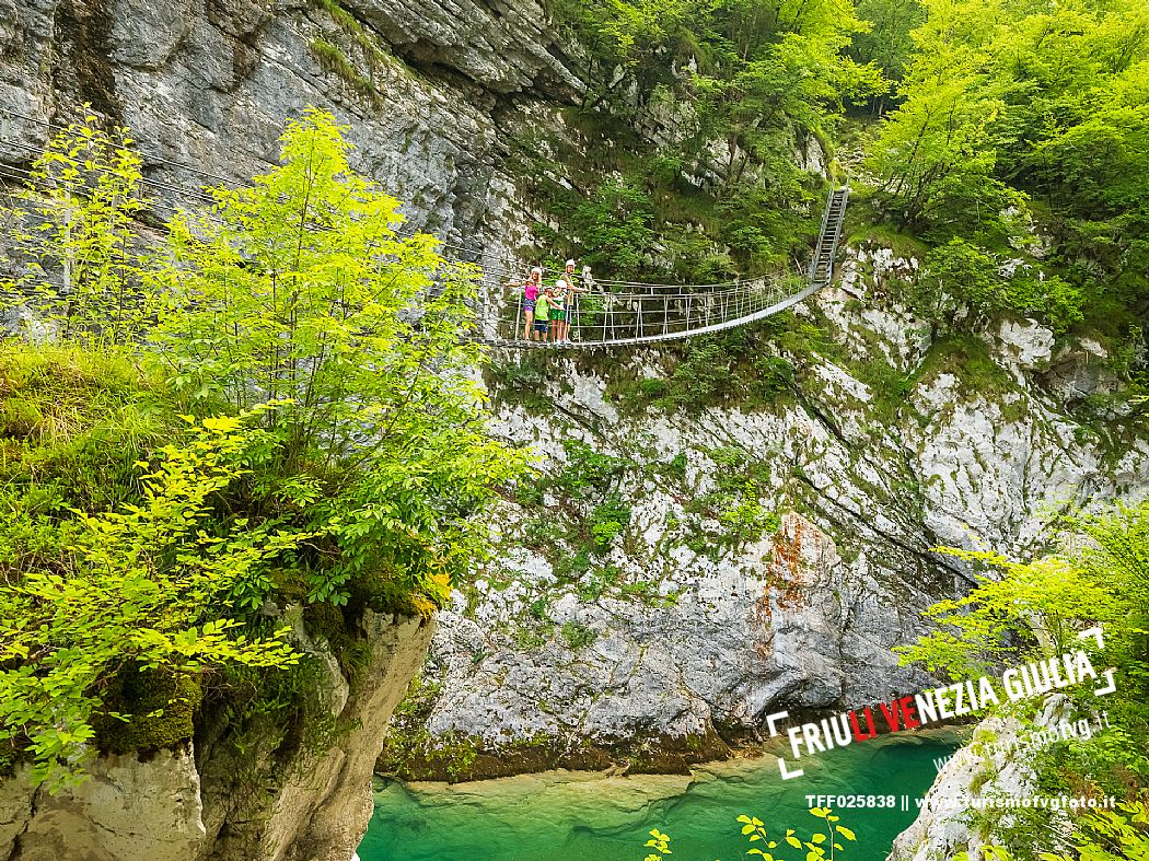 The Tibetan bridge over the Cellina, in the heart of the Friulian Dolomites, offers a spectacular and unexpected view of the gorge and the emerald waters of the stream.