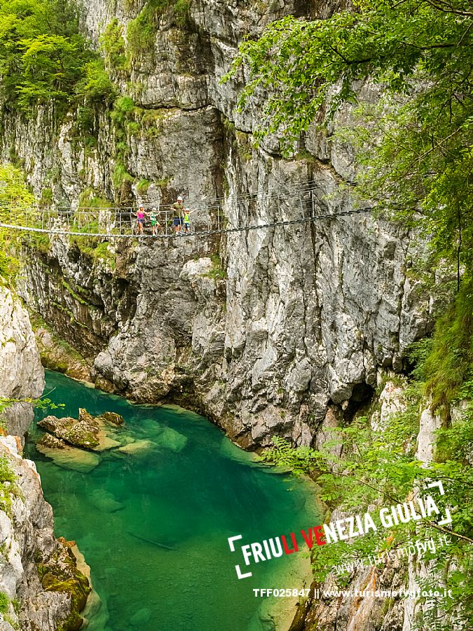 The Tibetan bridge over the Cellina, in the heart of the Friulian Dolomites, offers a spectacular and unexpected view of the gorge and the emerald waters of the stream.