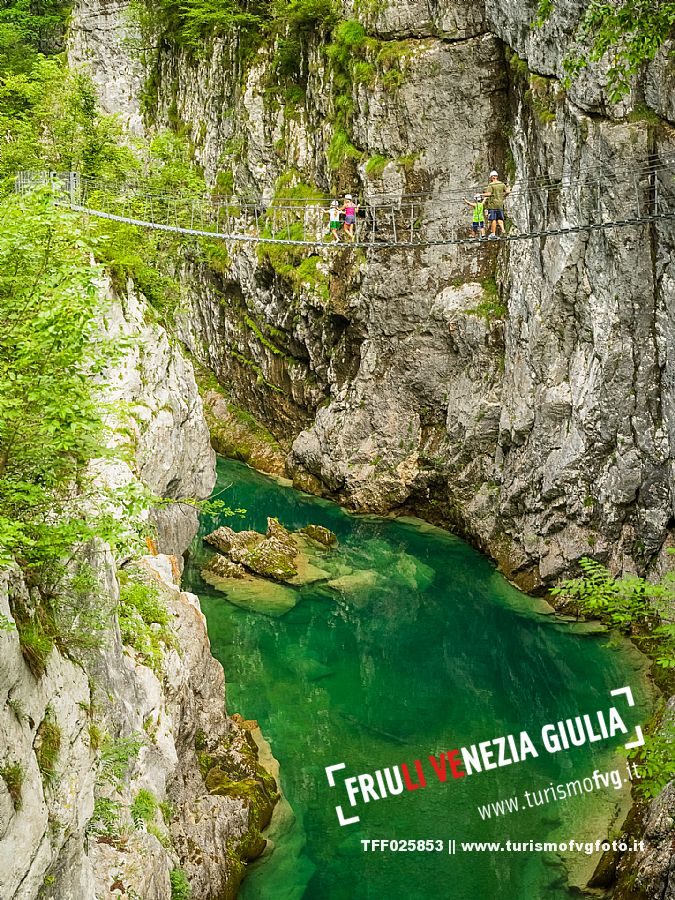 The Tibetan bridge over the Cellina, in the heart of the Friulian Dolomites, offers a spectacular and unexpected view of the gorge and the emerald waters of the stream.