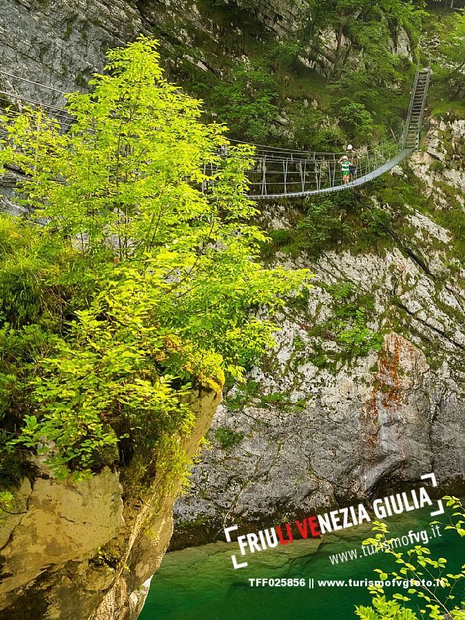 The Tibetan bridge over the Cellina, in the heart of the Friulian Dolomites, offers a spectacular and unexpected view of the gorge and the emerald waters of the stream.