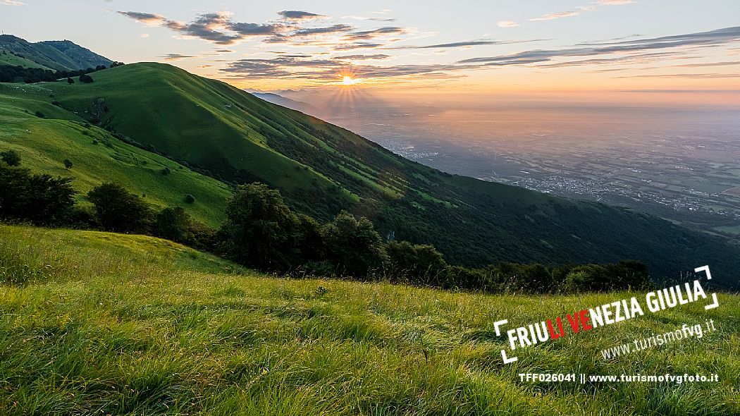 Sunrise on the Friulian plain from Piancavallo (Castaldia)