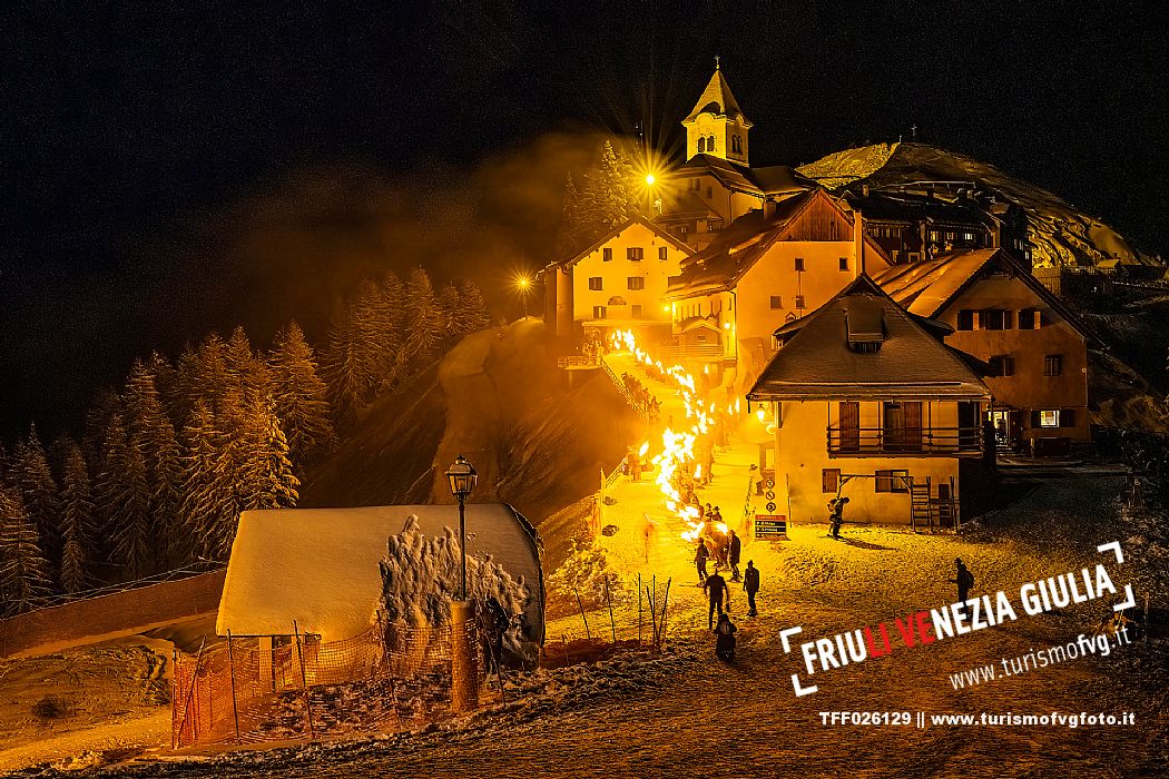 Monte Santo di Lussari.
The Di Prampero slope in Camporosso welcomed 2024 with the 51st of the longest torchlight procession in the entire Alpine arc