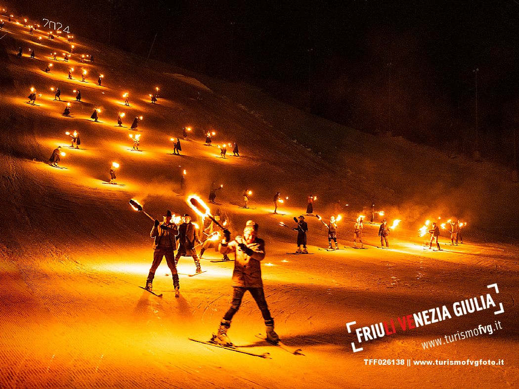 Monte Santo di Lussari.
The Di Prampero slope in Camporosso welcomed 2024 with the 51st of the longest torchlight procession in the entire Alpine arc