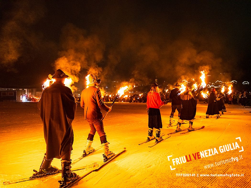 Monte Santo di Lussari.
The Di Prampero slope in Camporosso welcomed 2024 with the 51st of the longest torchlight procession in the entire Alpine arc