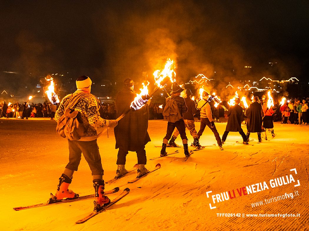 Monte Santo di Lussari.
The Di Prampero slope in Camporosso welcomed 2024 with the 51st of the longest torchlight procession in the entire Alpine arc