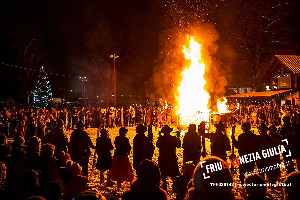 Monte Santo di Lussari.
The Di Prampero slope in Camporosso welcomed 2024 with the 51st of the longest torchlight procession in the entire Alpine arc