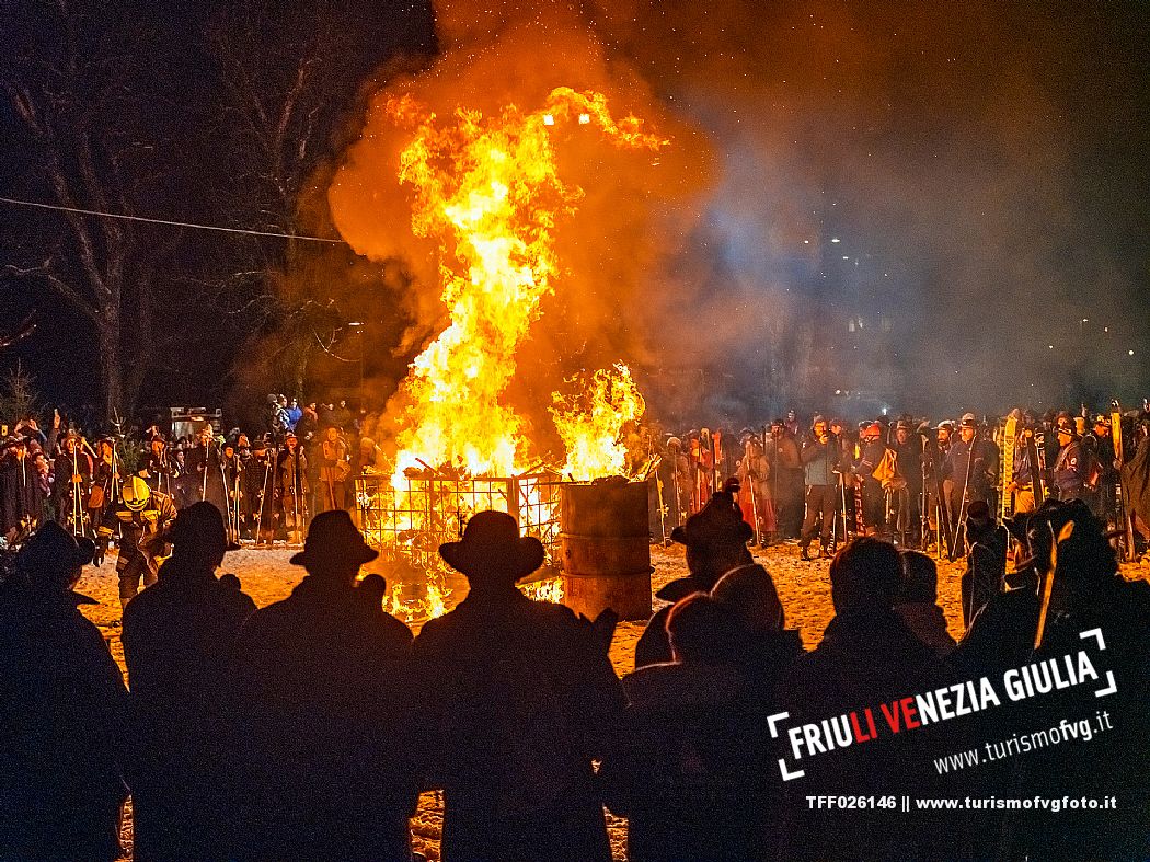 Monte Santo di Lussari.
The Di Prampero slope in Camporosso welcomed 2024 with the 51st of the longest torchlight procession in the entire Alpine arc