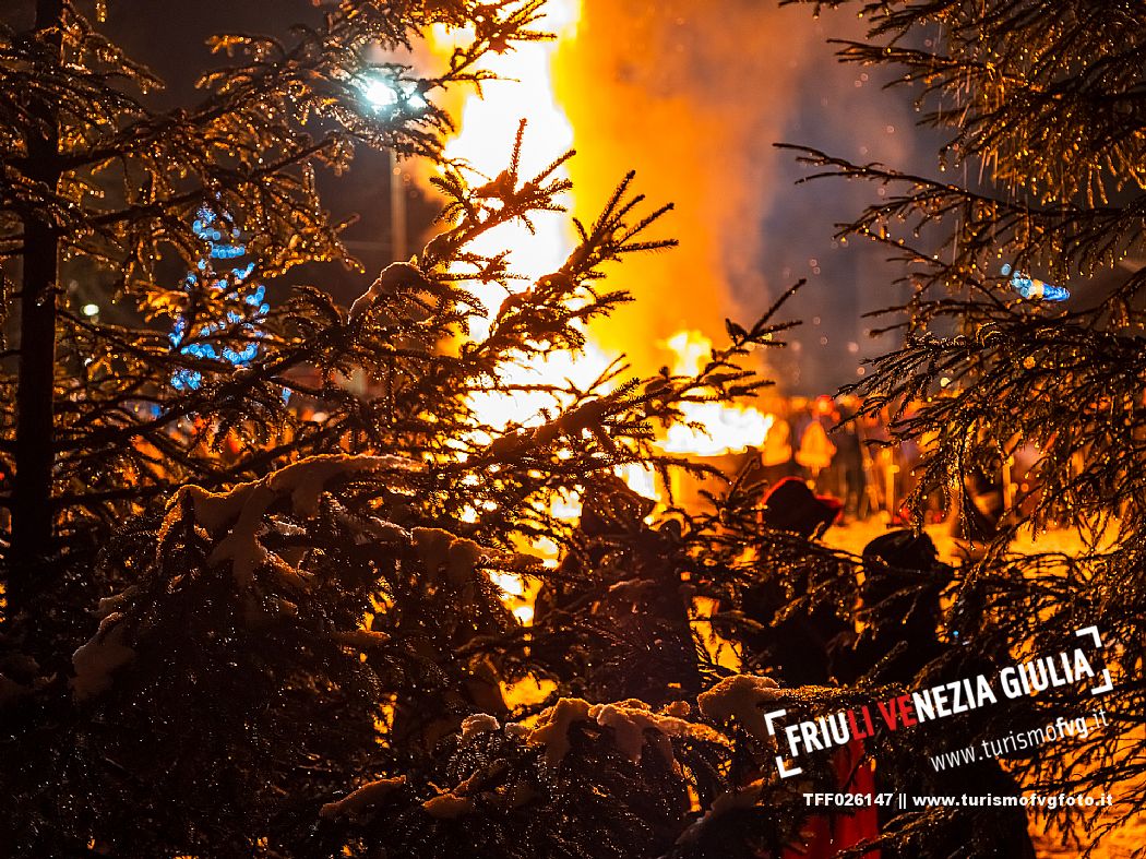 Monte Santo di Lussari.
The Di Prampero slope in Camporosso welcomed 2024 with the 51st of the longest torchlight procession in the entire Alpine arc