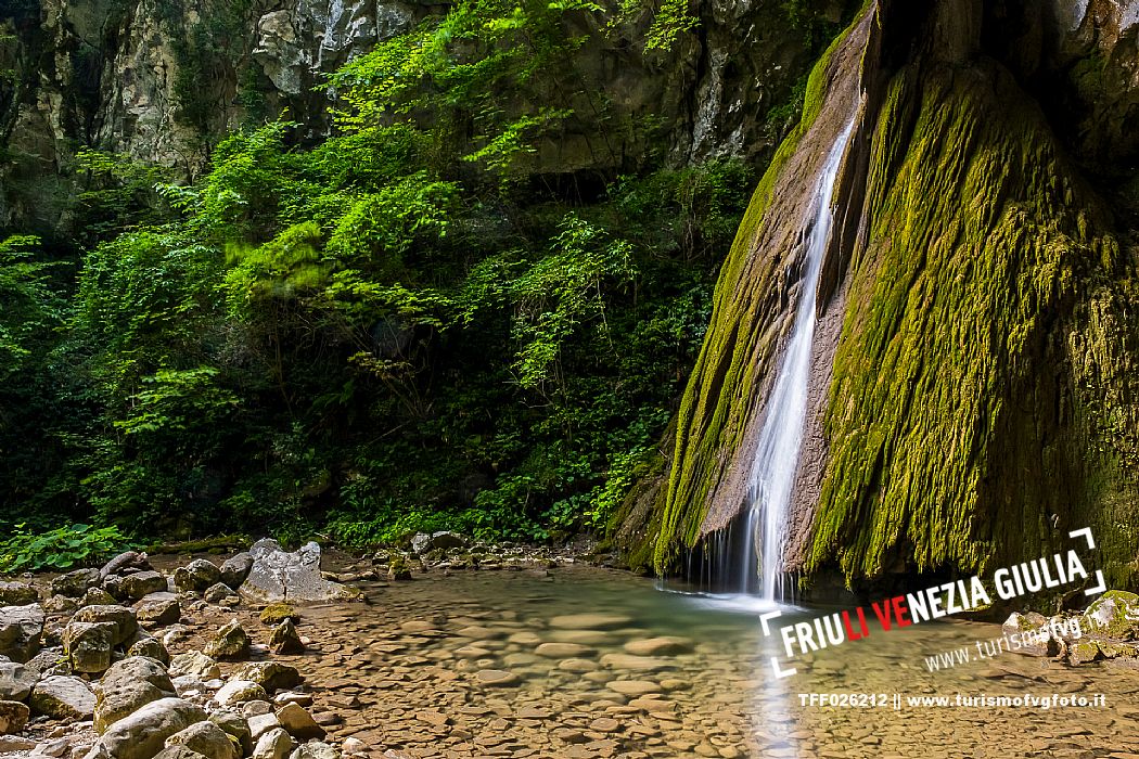 Just above San Leonardo, in the Natisone Valleys, the waters of the Pod Tamoran stream, before flowing into the Ro Patok, form the waterfalls of the Kot waterfall.