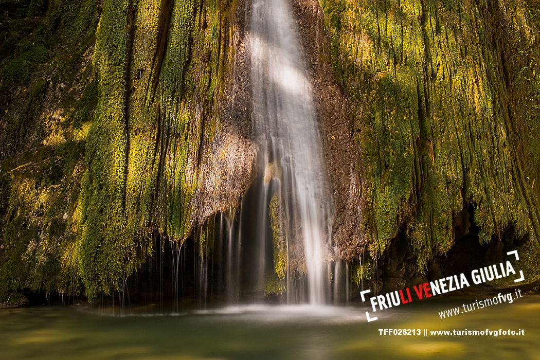 Just above San Leonardo, in the Natisone Valleys, the waters of the Pod Tamoran stream, before flowing into the Ro Patok, form the waterfalls of the Kot waterfall.