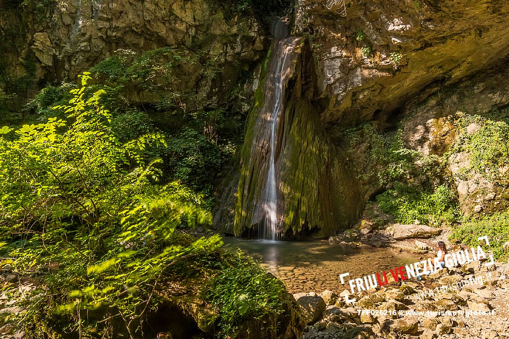 Just above San Leonardo, in the Natisone Valleys, the waters of the Pod Tamoran stream, before flowing into the Ro Patok, form the waterfalls of the Kot waterfall.