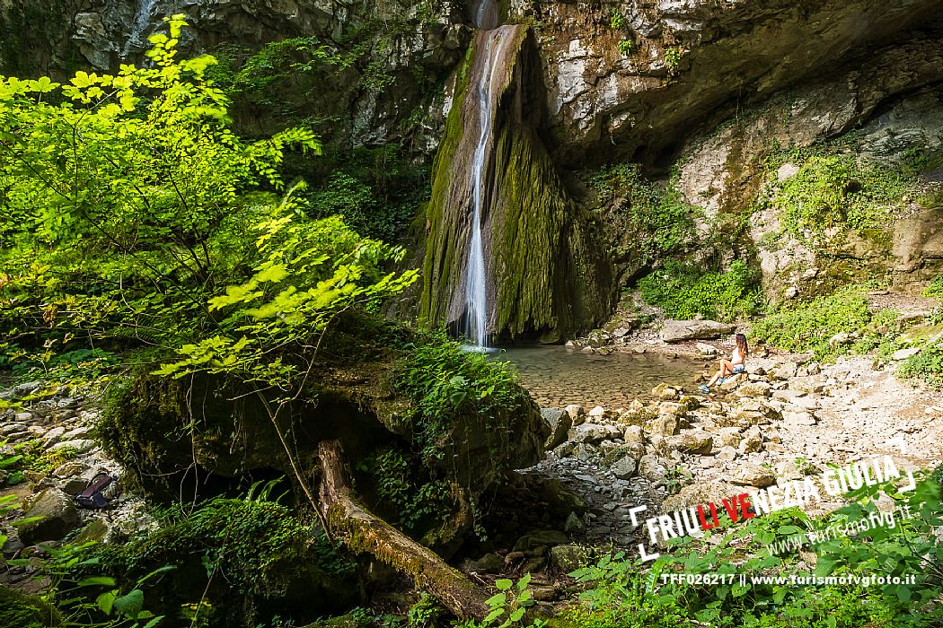 Just above San Leonardo, in the Natisone Valleys, the waters of the Pod Tamoran stream, before flowing into the Ro Patok, form the waterfalls of the Kot waterfall.