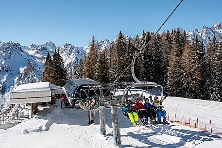 Il primo tratto della seggiovia del Varmost con sullo sfondo le Dolomiti Friulane