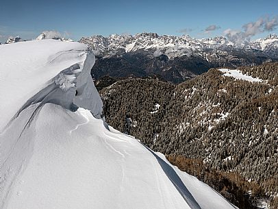 Sci alpinismo sul Varmost, sullo sfondo le montagne del Cadore