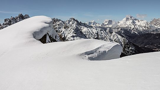 Sci alpinismo sul Varmost, sullo sfondo le montagne del Cadore