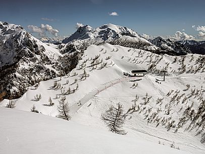 Sci alpinismo sul Varmost, sullo sfondo le montagne del Cadore