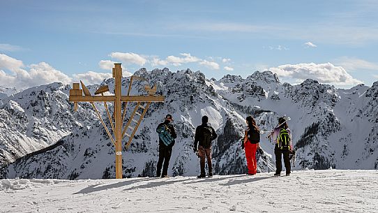 Ciaspolatori ammirano le selvagge Dolomiti Friulane dalle piste del Varmost