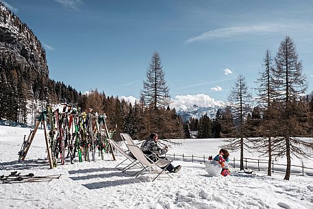 Sciatori durante una pausa, piste del Varmost