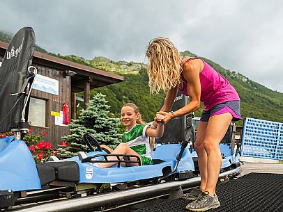 Bob on rail Piancavallo: the hilarious fun that will allow adults and children to experience an exciting adventure aboard two-seater sleds, along 1,000 meters of bumps, curves and parabolic turns! Bob on rail Piancavallo: the hilarious fun that will allow adults and children to experience an exciting adventure aboard two-seater sleds, along 1,000 meters of bumps, curves and parabolic turns!