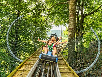 Bob on rail Piancavallo: the hilarious fun that will allow adults and children to experience an exciting adventure aboard two-seater sleds, along 1,000 meters of bumps, curves and parabolic turns!