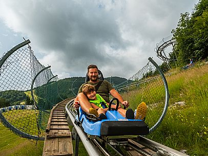Bob on rail Piancavallo: the hilarious fun that will allow adults and children to experience an exciting adventure aboard two-seater sleds, along 1,000 meters of bumps, curves and parabolic turns!