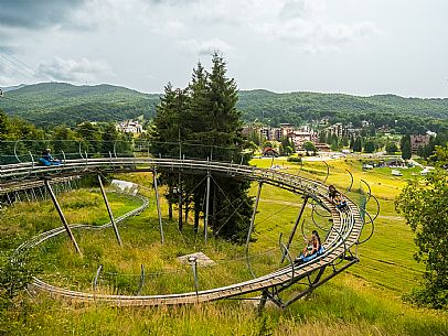 Bob on rail Piancavallo: the hilarious fun that will allow adults and children to experience an exciting adventure aboard two-seater sleds, along 1,000 meters of bumps, curves and parabolic turns!