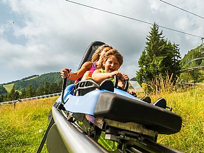 Bob on rail Piancavallo: the hilarious fun that will allow adults and children to experience an exciting adventure aboard two-seater sleds, along 1,000 meters of bumps, curves and parabolic turns!