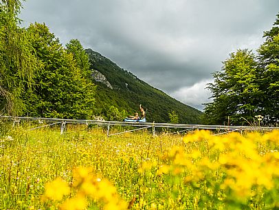 Bob on rail Piancavallo: the hilarious fun that will allow adults and children to experience an exciting adventure aboard two-seater sleds, along 1,000 meters of bumps, curves and parabolic turns!