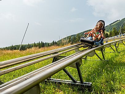 Bob on rail Piancavallo: the hilarious fun that will allow adults and children to experience an exciting adventure aboard two-seater sleds, along 1,000 meters of bumps, curves and parabolic turns!