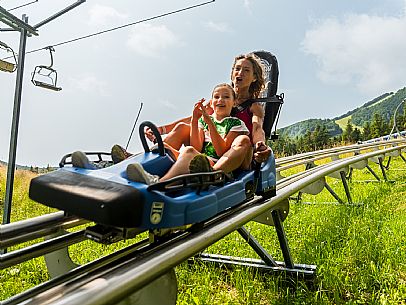 Bob on rail Piancavallo: the hilarious fun that will allow adults and children to experience an exciting adventure aboard two-seater sleds, along 1,000 meters of bumps, curves and parabolic turns! Bob on rail Piancavallo: the hilarious fun that will allow adults and children to experience an exciting adventure aboard two-seater sleds, along 1,000 meters of bumps, curves and parabolic turns!