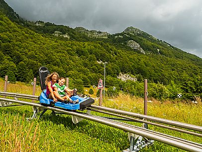 Bob on rail Piancavallo: the hilarious fun that will allow adults and children to experience an exciting adventure aboard two-seater sleds, along 1,000 meters of bumps, curves and parabolic turns!