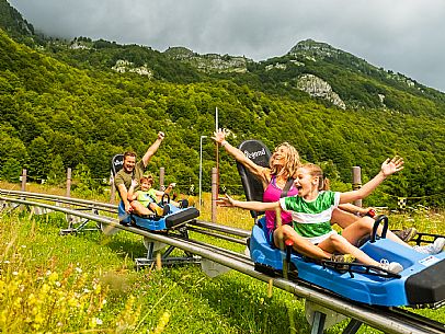 Bob on rail Piancavallo: the hilarious fun that will allow adults and children to experience an exciting adventure aboard two-seater sleds, along 1,000 meters of bumps, curves and parabolic turns!