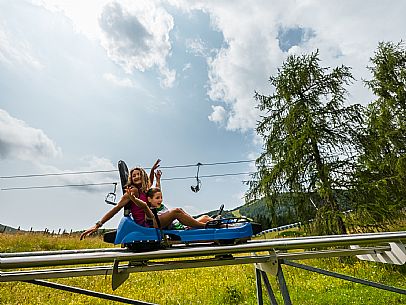 Bob on rail Piancavallo: the hilarious fun that will allow adults and children to experience an exciting adventure aboard two-seater sleds, along 1,000 meters of bumps, curves and parabolic turns!