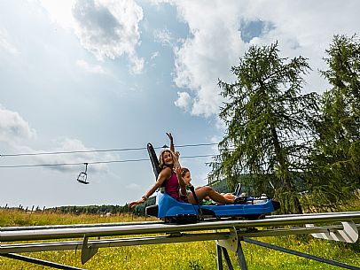 Bob on rail Piancavallo: the hilarious fun that will allow adults and children to experience an exciting adventure aboard two-seater sleds, along 1,000 meters of bumps, curves and parabolic turns!