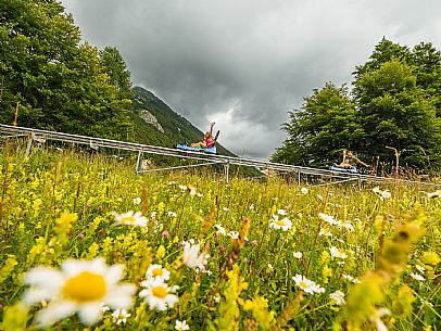 Bob on rail Piancavallo: the hilarious fun that will allow adults and children to experience an exciting adventure aboard two-seater sleds, along 1,000 meters of bumps, curves and parabolic turns!